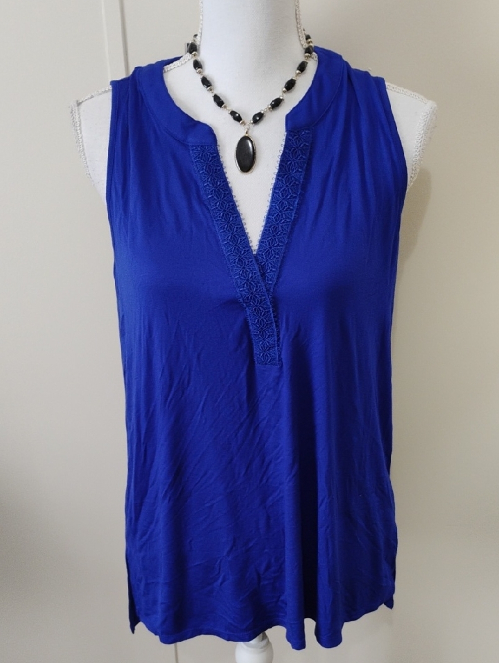 Cable & Gauge Sleeveless V-Neck Tank in Cobalt Blue